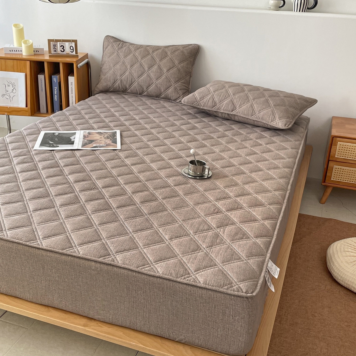 91家纺网 家纺一手货源 找家纺 豪选家纺 2025新款仿亚麻夹棉棉花床笠 丝雾棕