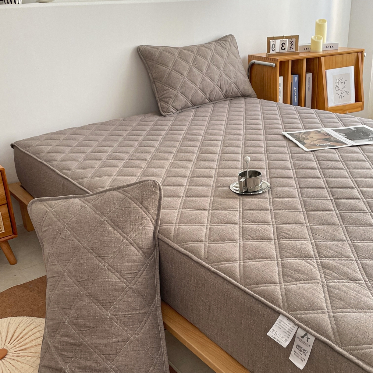 91家纺网 家纺一手货源 找家纺 豪选家纺 2025新款仿亚麻夹棉棉花床笠 丝雾棕