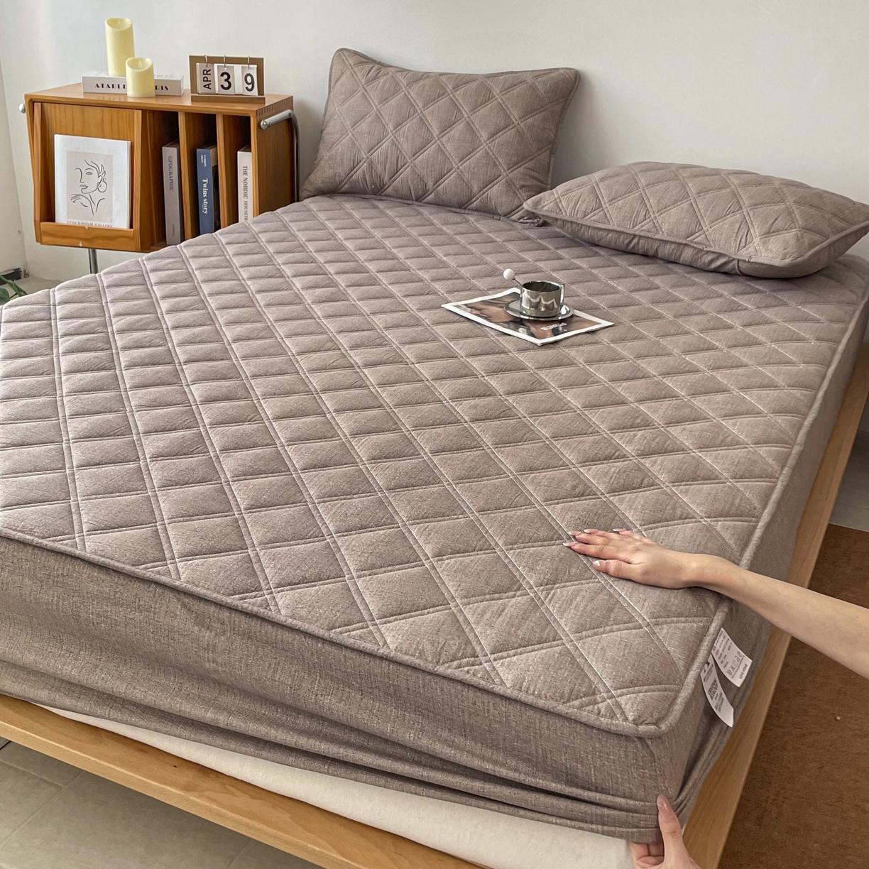 91家纺网 家纺一手货源 找家纺 豪选家纺 2025新款仿亚麻夹棉棉花床笠 丝雾棕