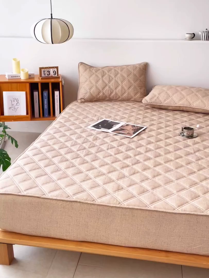 91家纺网 家纺一手货源 找家纺 豪选家纺 2025新款仿亚麻夹棉棉花床笠 卡其驼