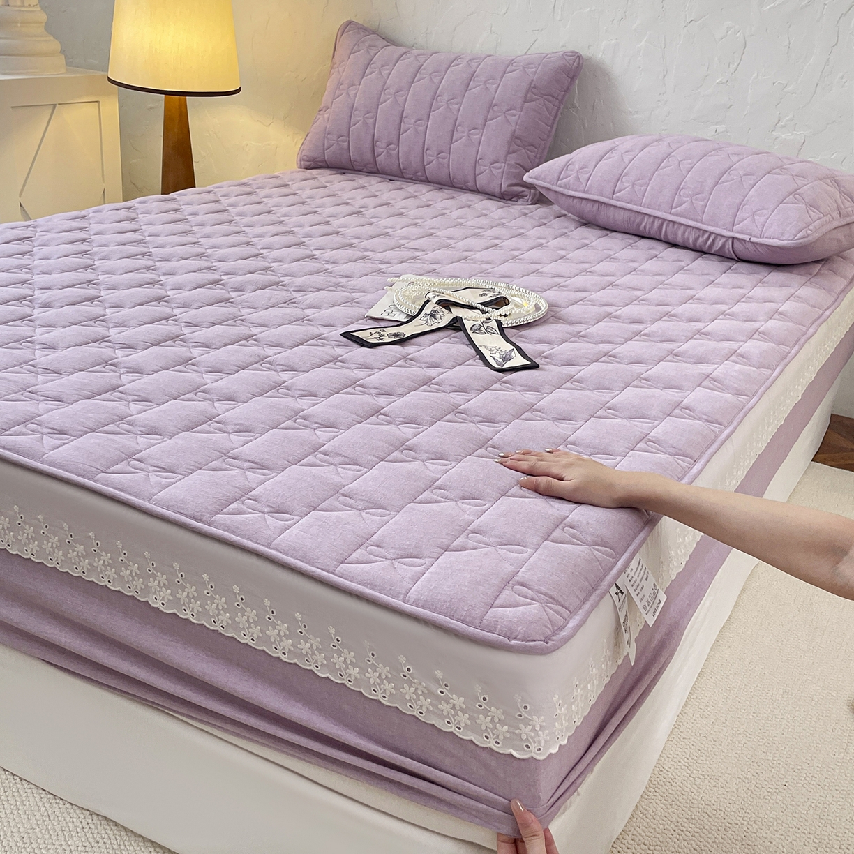 91家纺网 家纺一手货源 找家纺 豪选家纺 2025新款纯棉花边夹棉棉花床笠 花边床笠-紫韵幽梦