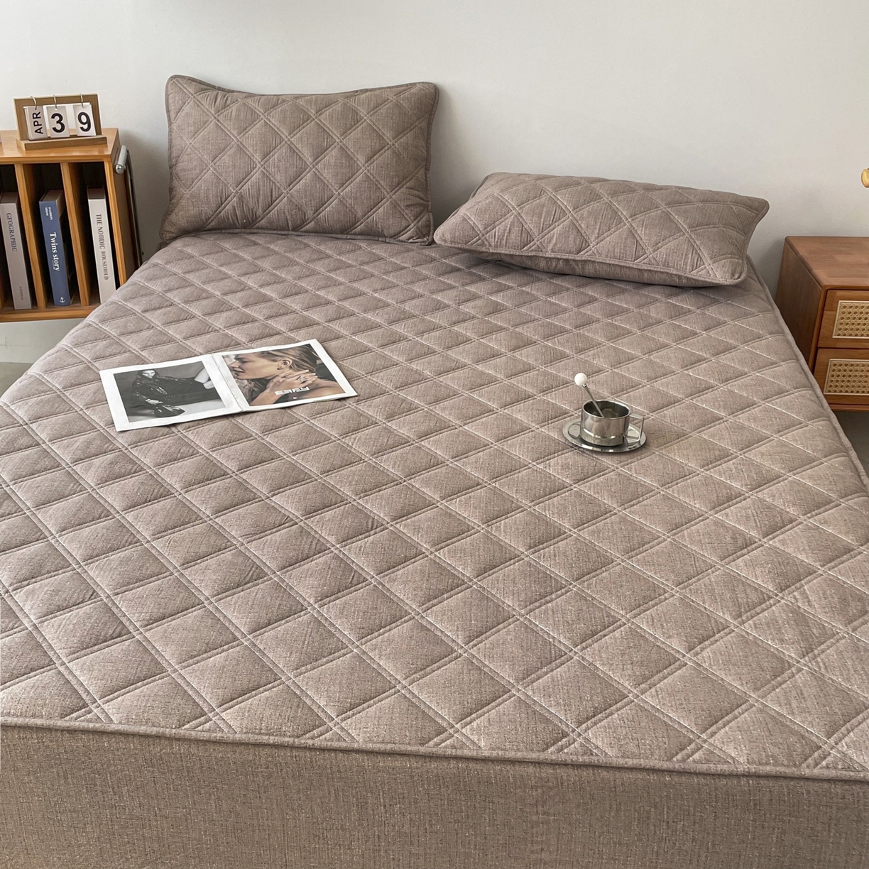 91家纺网 家纺一手货源 找家纺 豪选家纺 2025新款仿亚麻夹棉棉花床笠 丝雾棕