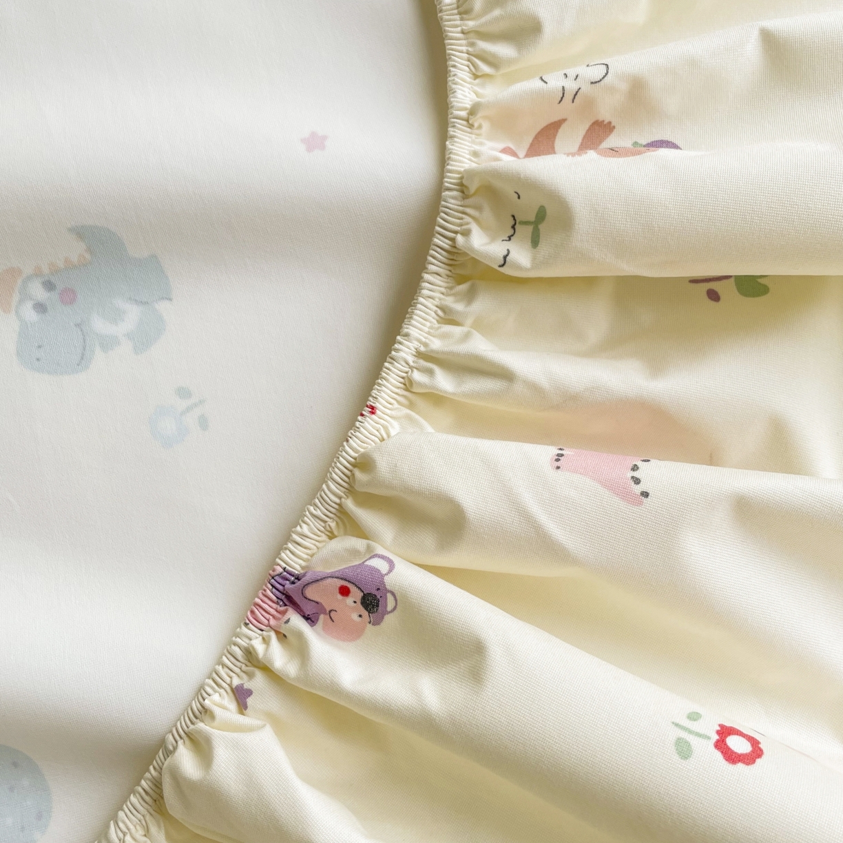 91家纺网 家纺一手货源 找家纺 豪选家纺 2025新款双层纱单层印花床笠 恐龙小世界