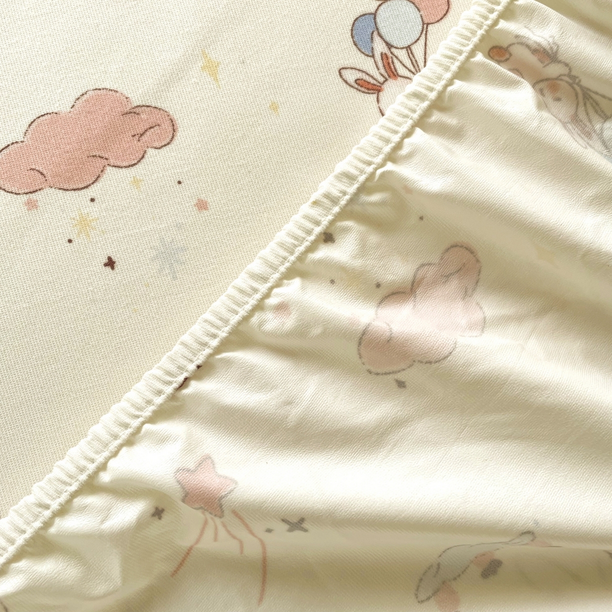 91家纺网 家纺一手货源 找家纺 豪选家纺 2025新款双层纱单层印花床笠 弯弯月亮兔