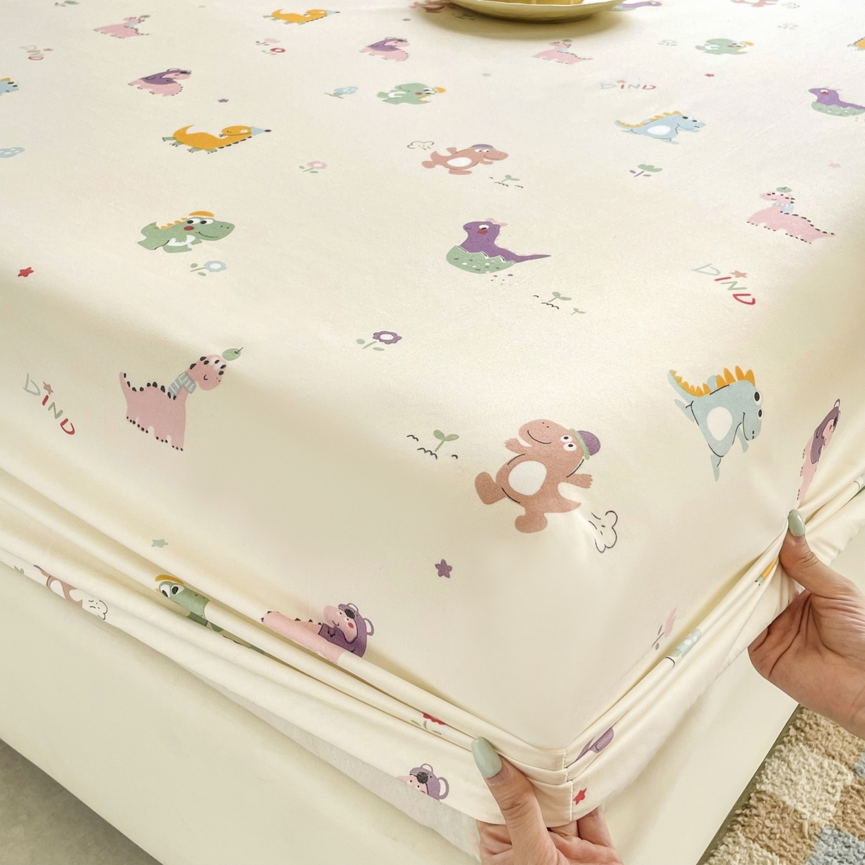 91家纺网 家纺一手货源 找家纺 豪选家纺 2025新款双层纱单层印花床笠 恐龙小世界