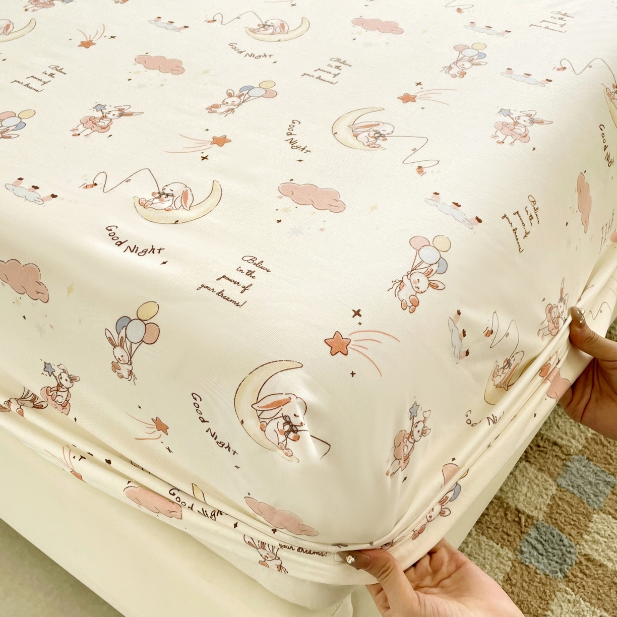 91家纺网 家纺一手货源 找家纺 豪选家纺 2025新款双层纱单层印花床笠 弯弯月亮兔