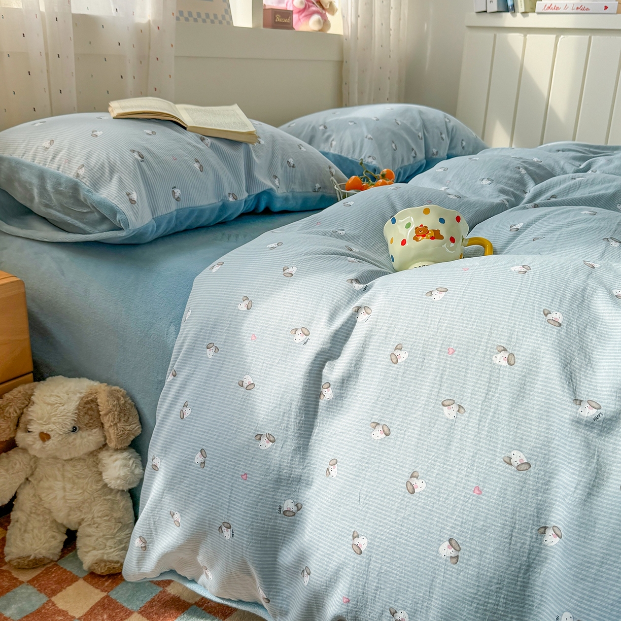 91家纺网 家纺一手货源 找家纺 十一家居 2025年新款A类云斜棉+牛奶绒春秋冬正反两用四件套—星漾系列 星漾-海盐狗狗