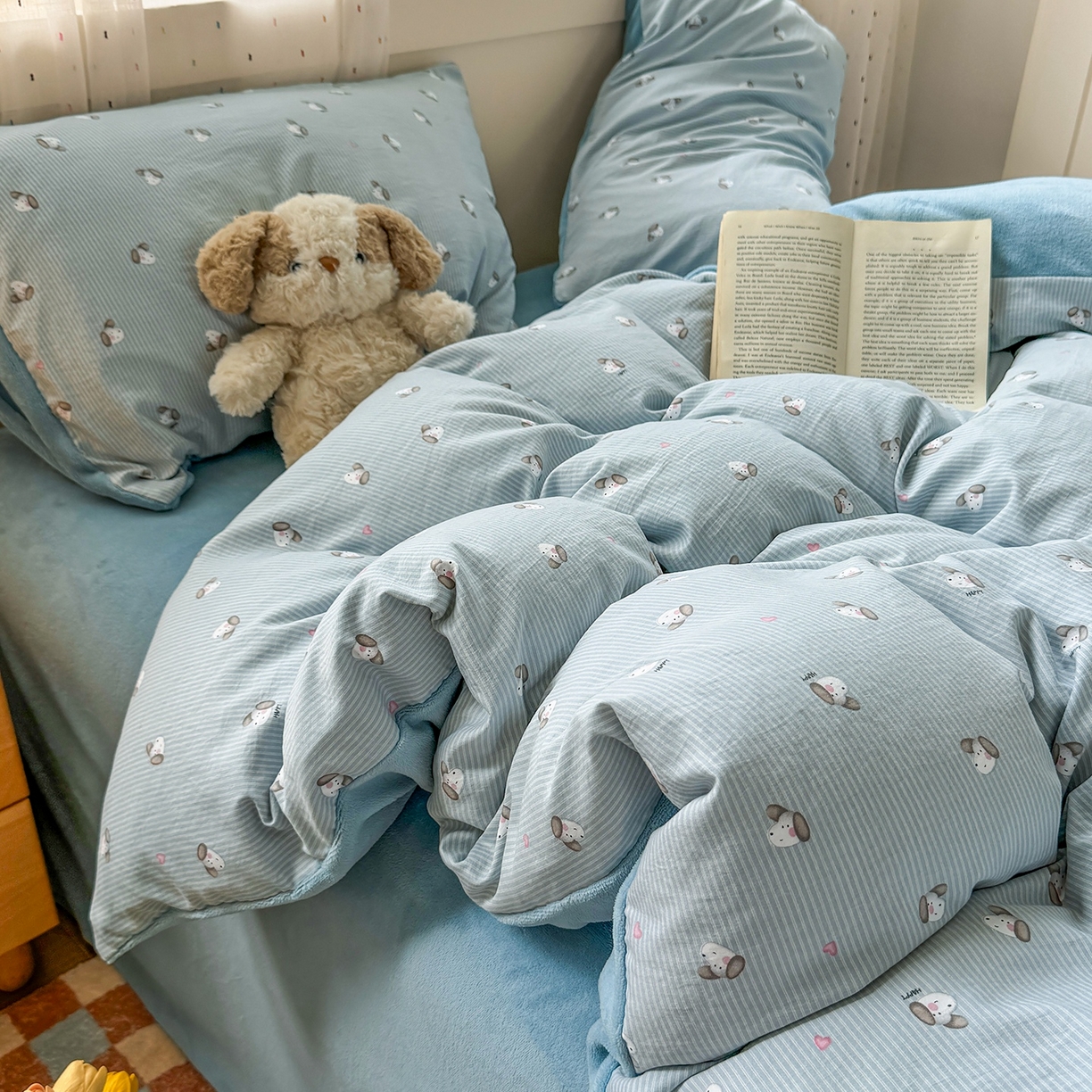 91家纺网 家纺一手货源 找家纺 十一家居 2025年新款A类云斜棉+牛奶绒春秋冬正反两用四件套—星漾系列 星漾-海盐狗狗