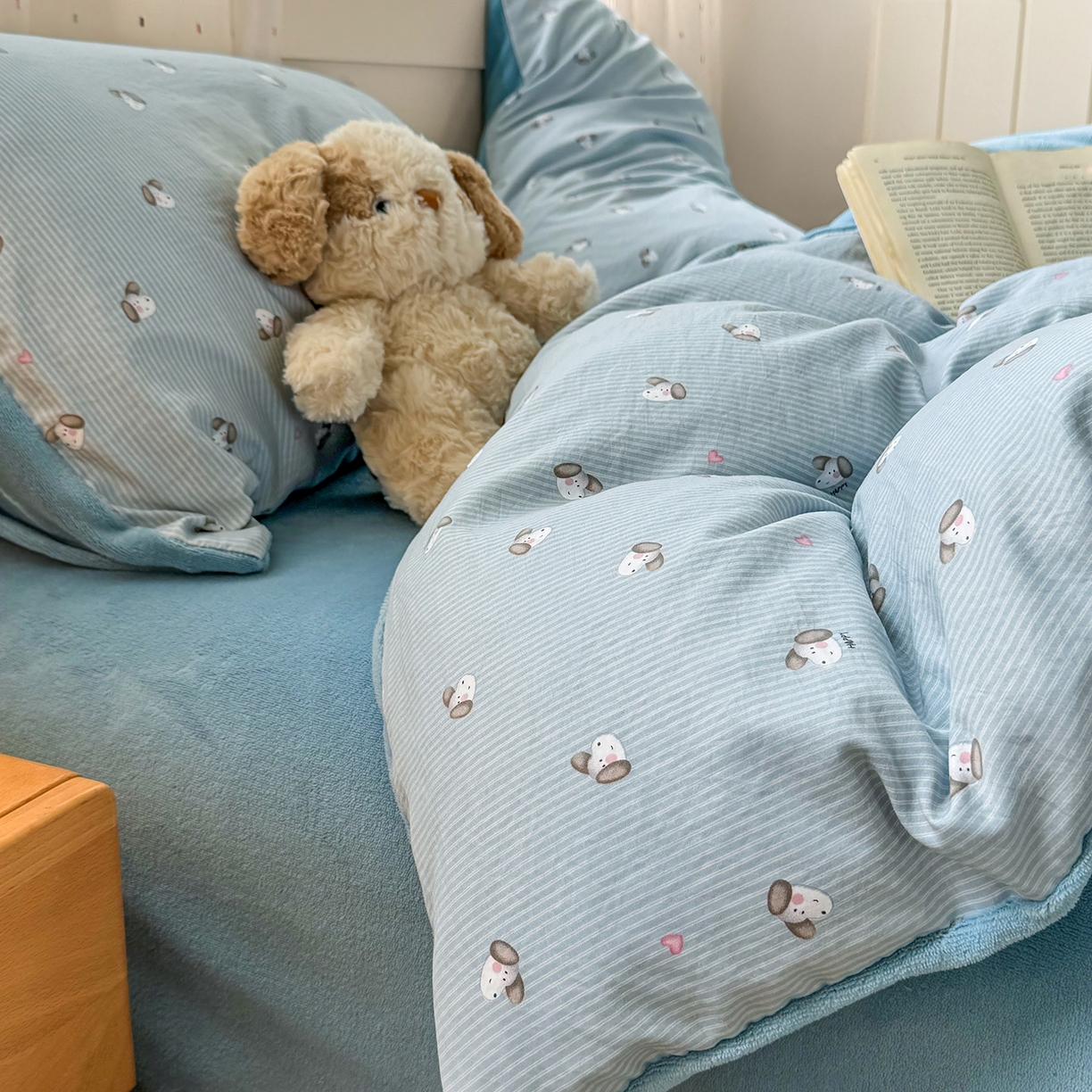 91家纺网 家纺一手货源 找家纺 十一家居 2025年新款A类云斜棉+牛奶绒春秋冬正反两用四件套—星漾系列 星漾-海盐狗狗