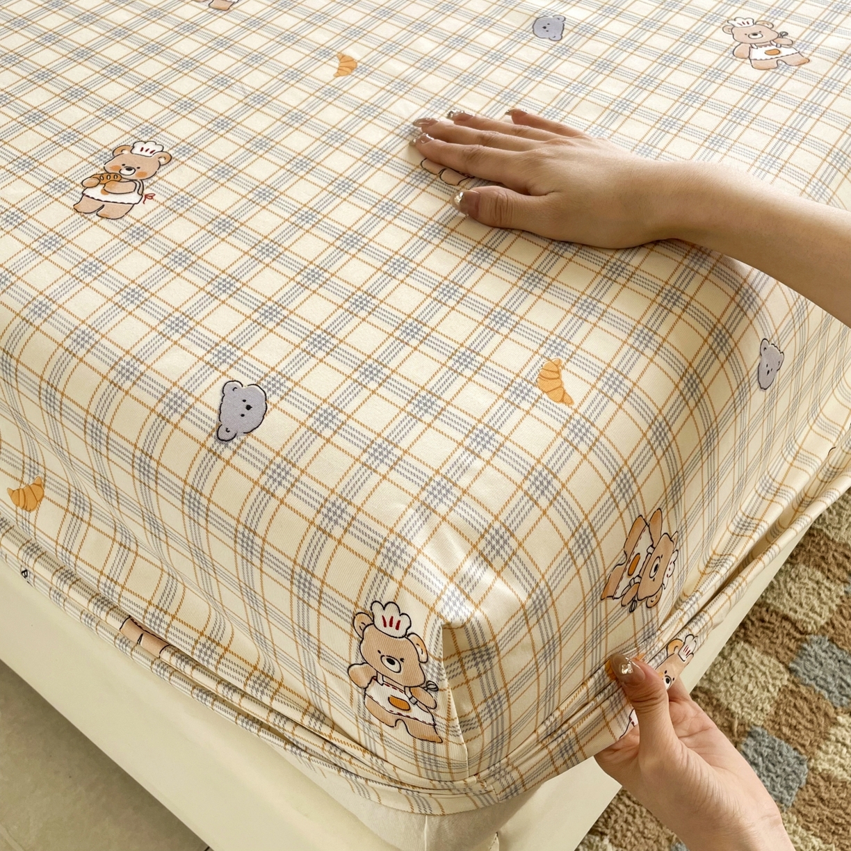 91家纺网 家纺一手货源 找家纺 豪选家纺 2025新款双层纱单层印花床笠 萌动可爱熊