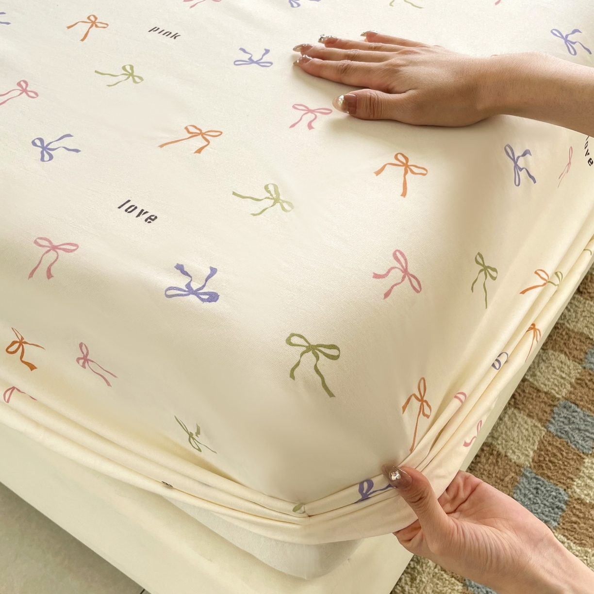 91家纺网 家纺一手货源 找家纺 豪选家纺 2025新款双层纱单层印花床笠 七彩蝴蝶结