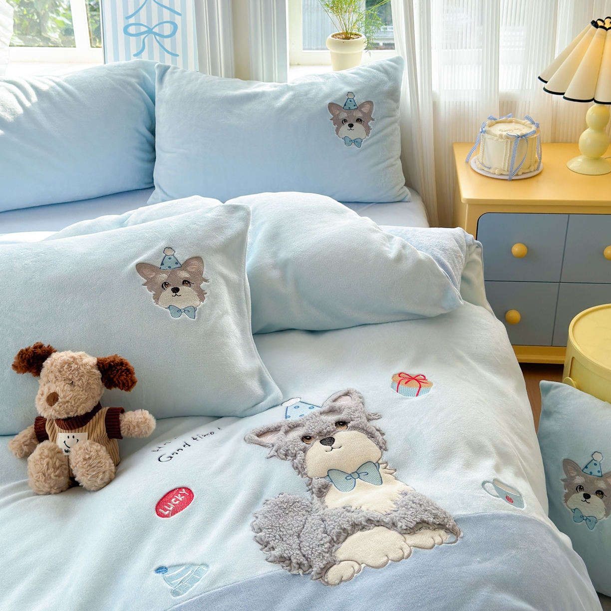 91家纺网 家纺一手货源 找家纺 寐居家纺 2025新款贴布绣高克重牛奶绒四件套 查理狗