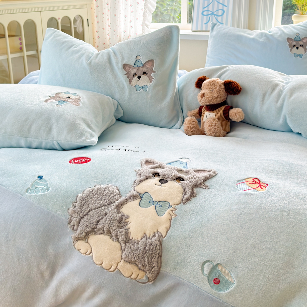 91家纺网 家纺一手货源 找家纺 寐居家纺 2025新款贴布绣高克重牛奶绒四件套 查理狗