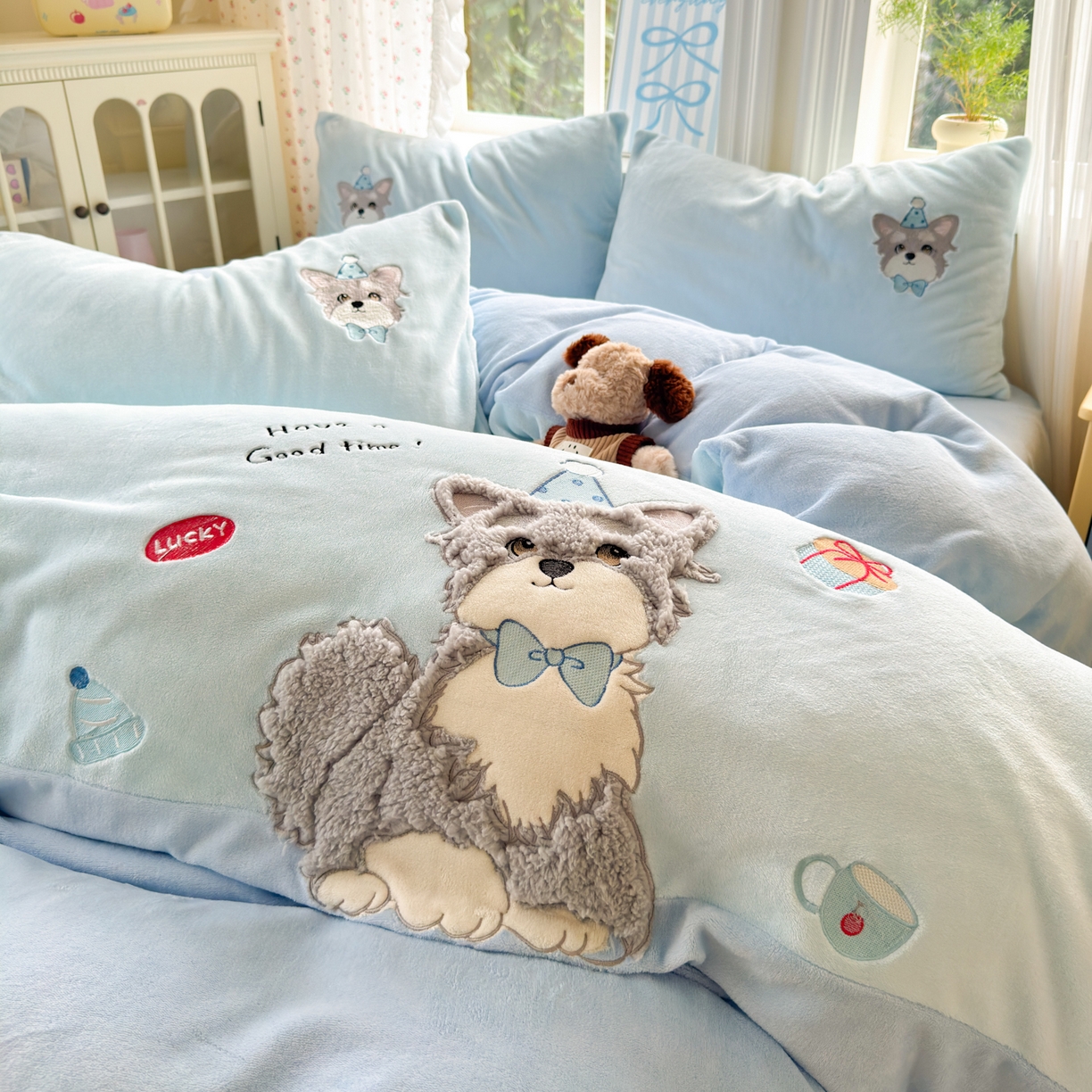 91家纺网 家纺一手货源 找家纺 寐居家纺 2025新款贴布绣高克重牛奶绒四件套 查理狗