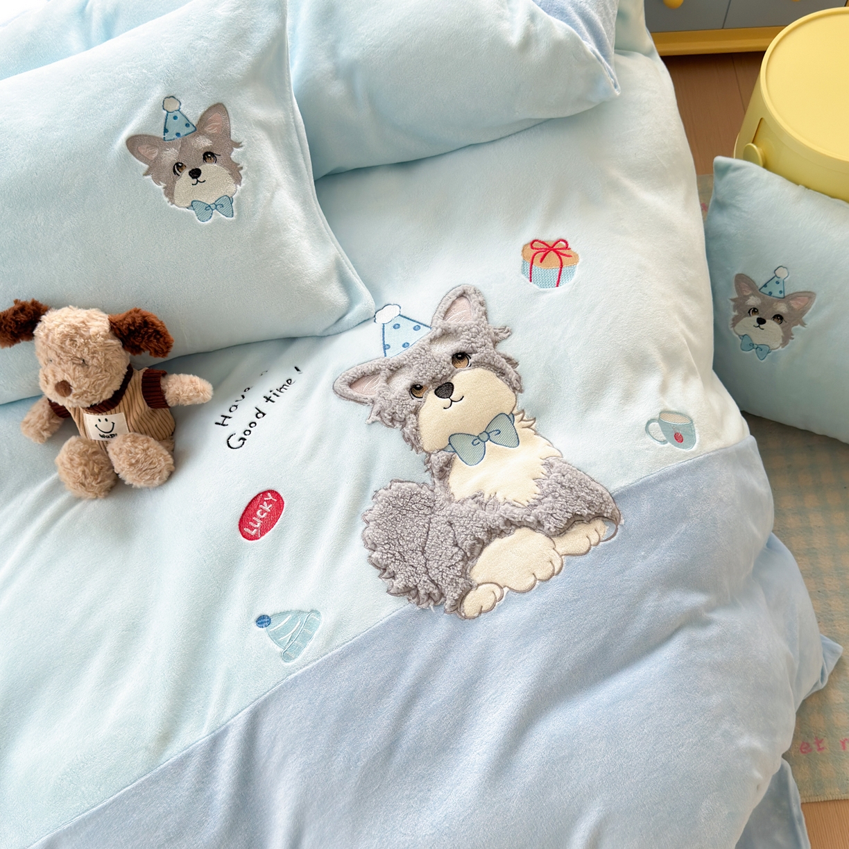 91家纺网 家纺一手货源 找家纺 寐居家纺 2025新款贴布绣高克重牛奶绒四件套 查理狗