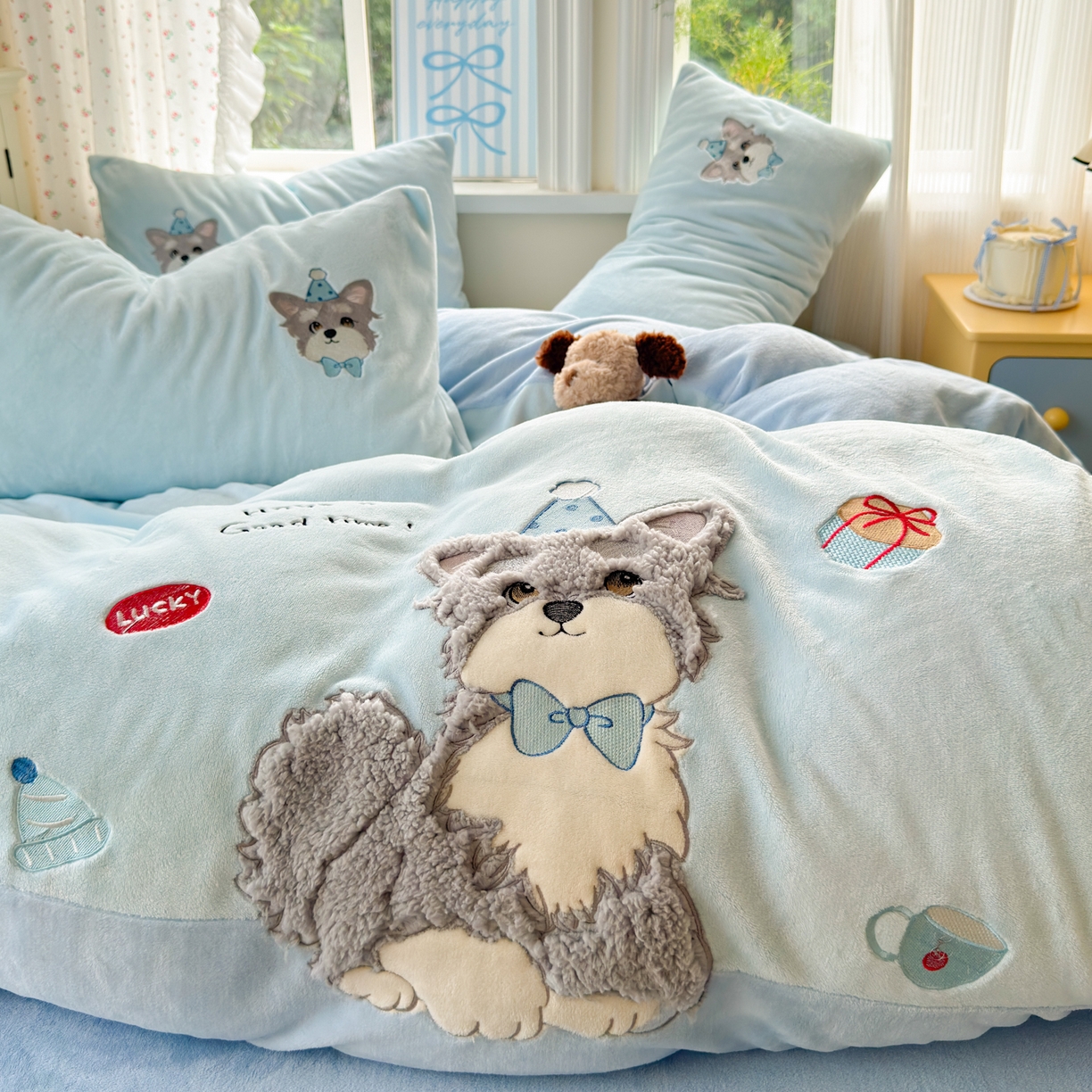 91家纺网 家纺一手货源 找家纺 寐居家纺 2025新款贴布绣高克重牛奶绒四件套 查理狗