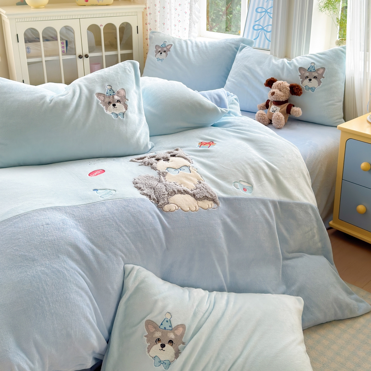 91家纺网 家纺一手货源 找家纺 寐居家纺 2025新款贴布绣高克重牛奶绒四件套 查理狗