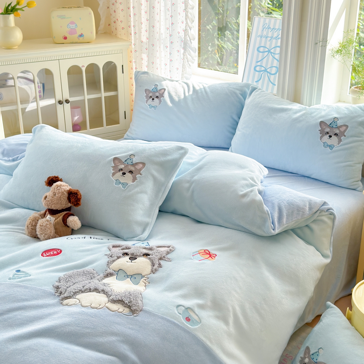 91家纺网 家纺一手货源 找家纺 寐居家纺 2025新款贴布绣高克重牛奶绒四件套 查理狗