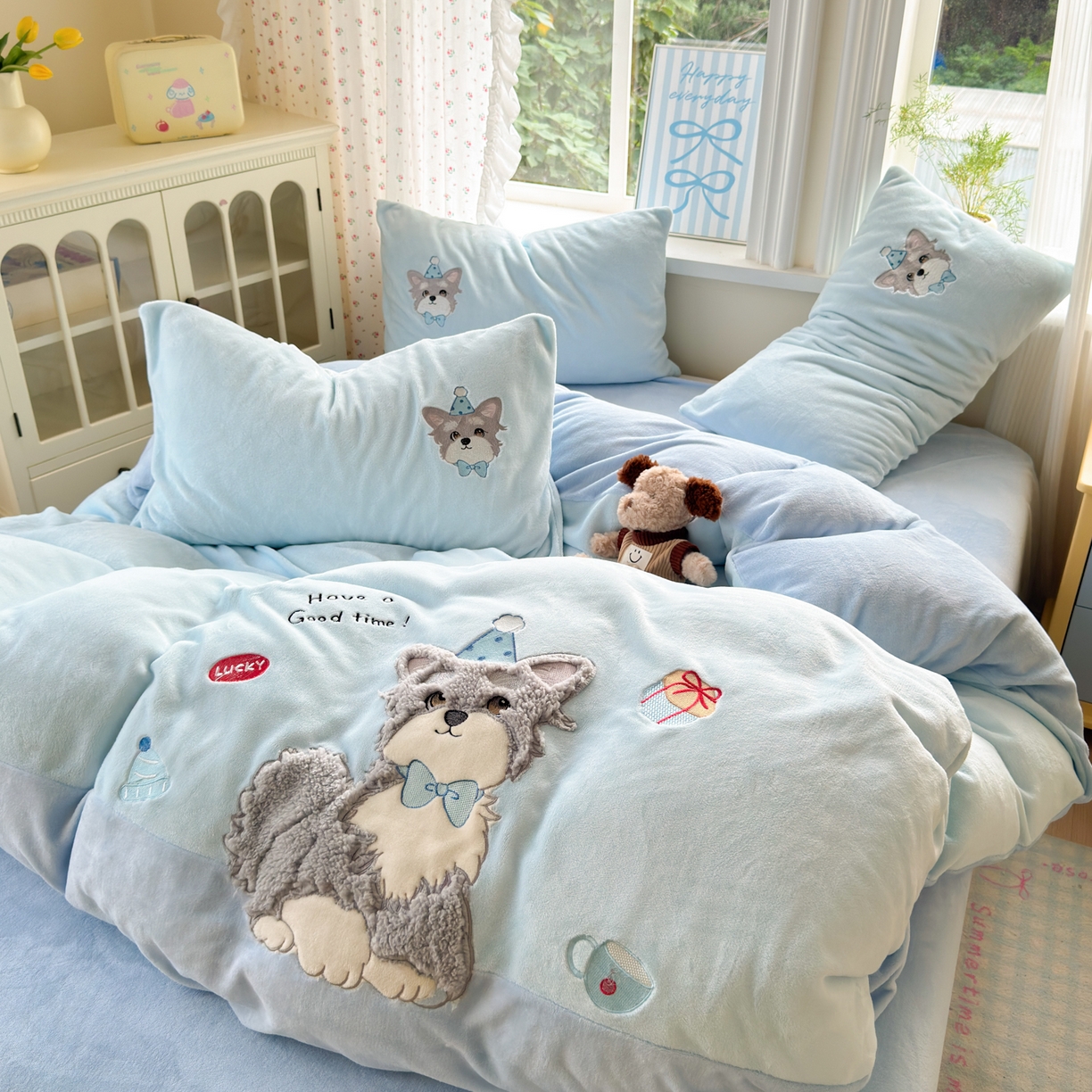 91家纺网 家纺一手货源 找家纺 寐居家纺 2025新款贴布绣高克重牛奶绒四件套 查理狗