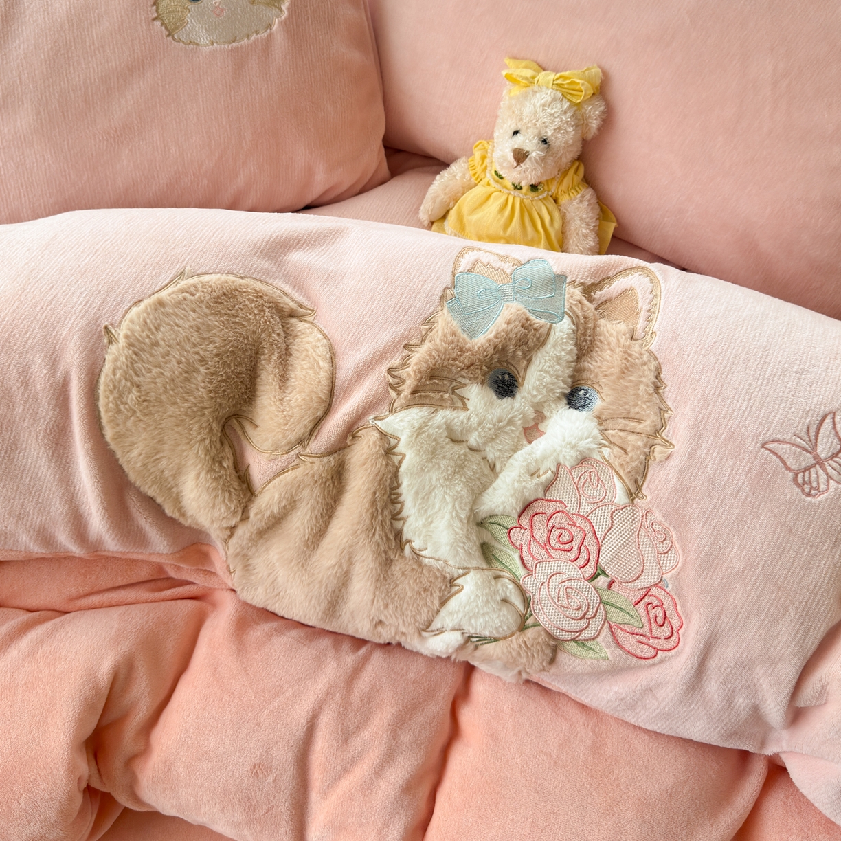 91家纺网 家纺一手货源 找家纺 寐居家纺 2025新款贴布绣高克重牛奶绒四件套 安吉拉喵