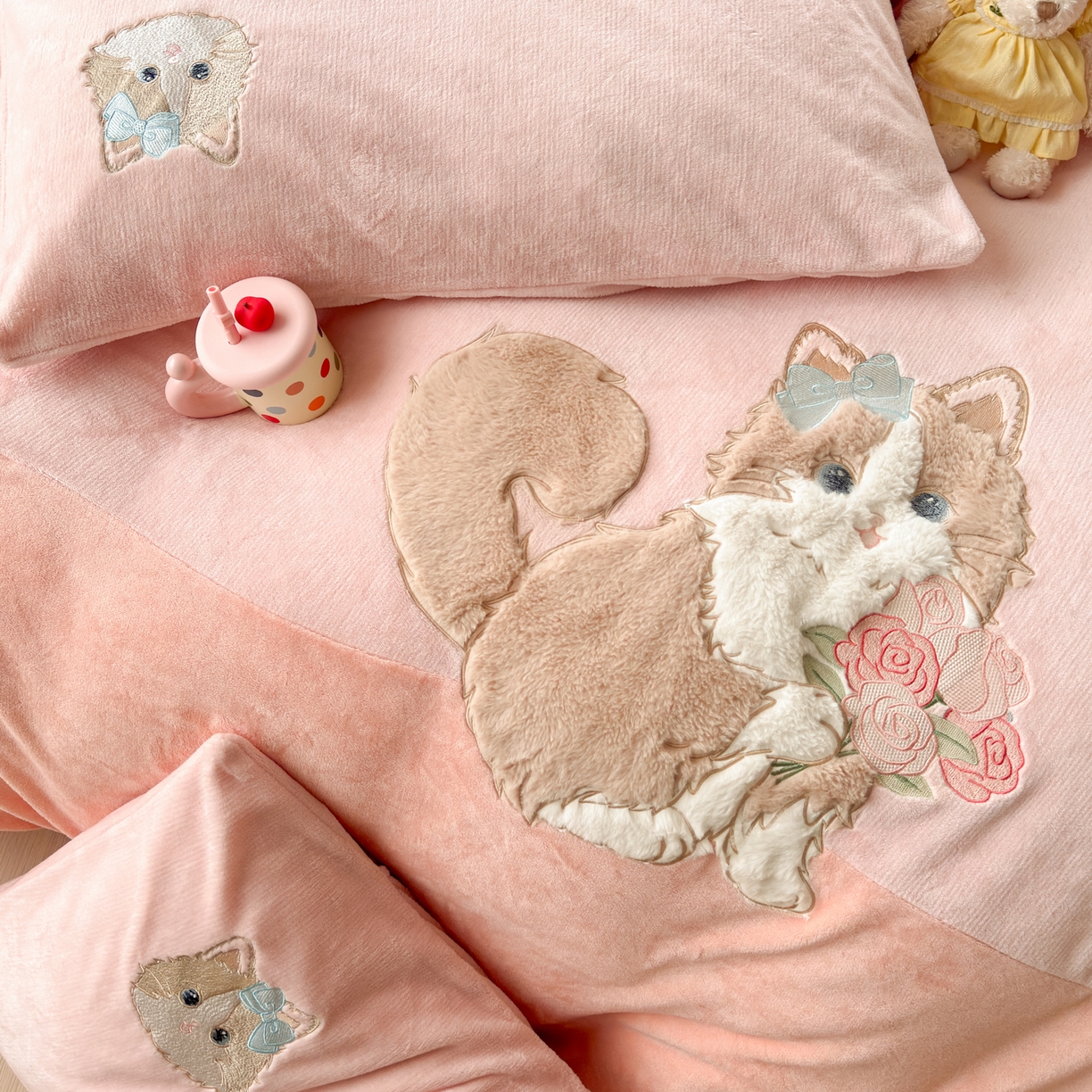 91家纺网 家纺一手货源 找家纺 寐居家纺 2025新款贴布绣高克重牛奶绒四件套 安吉拉喵