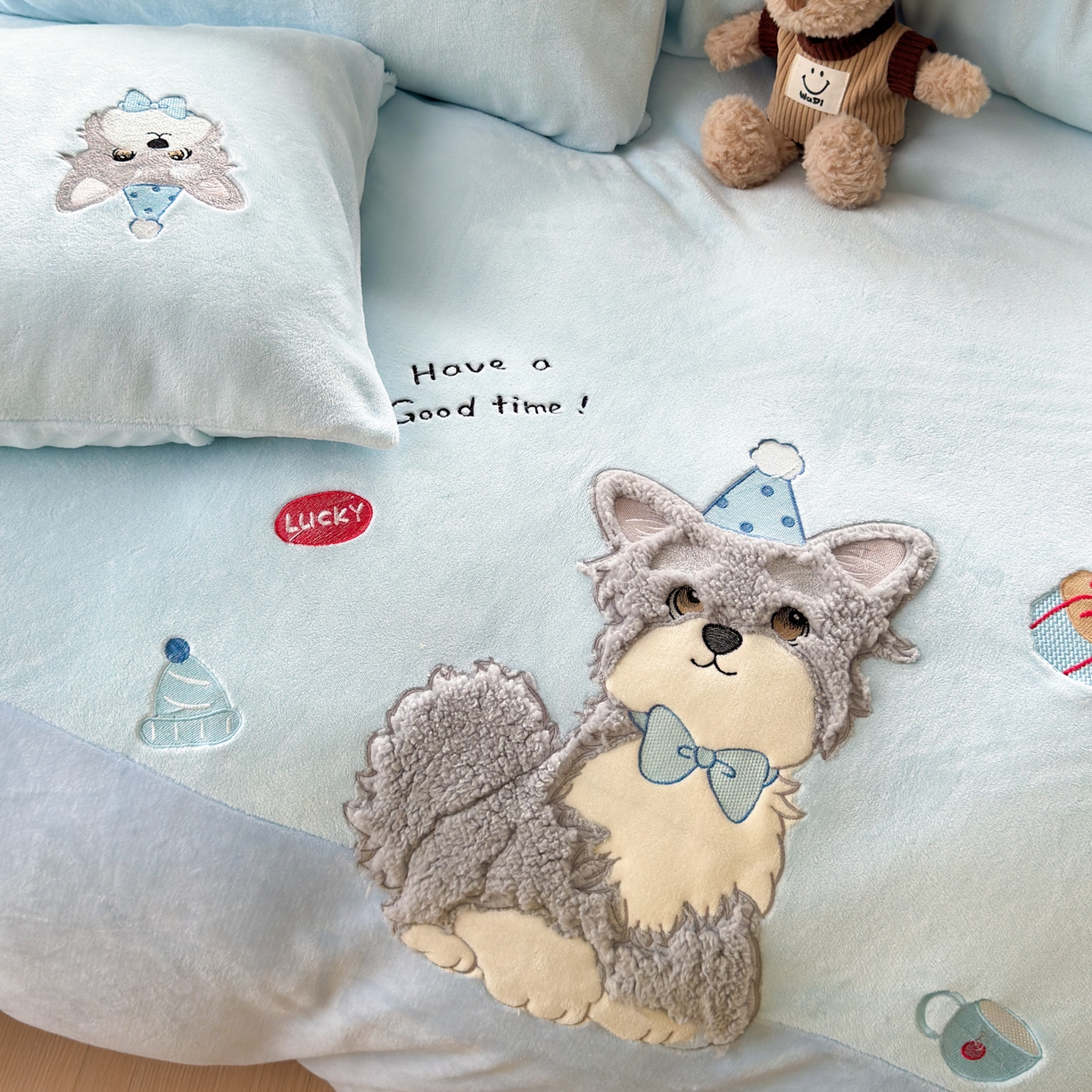 91家纺网 家纺一手货源 找家纺 寐居家纺 2025新款贴布绣高克重牛奶绒四件套 查理狗