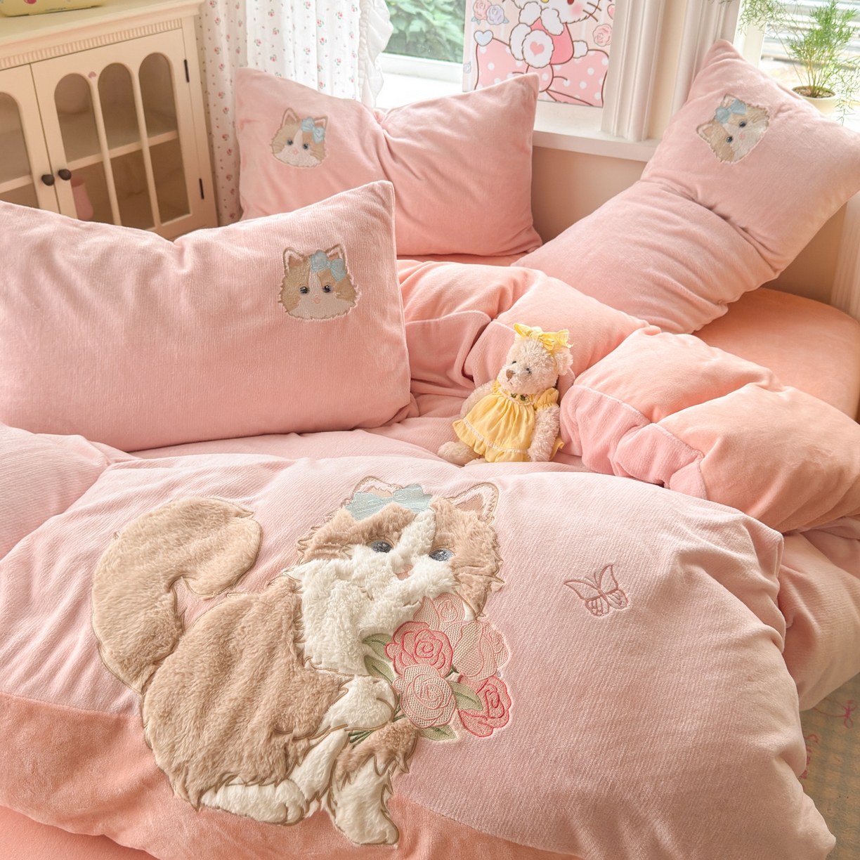 91家纺网 家纺一手货源 找家纺 寐居家纺 2025新款贴布绣高克重牛奶绒四件套 安吉拉喵