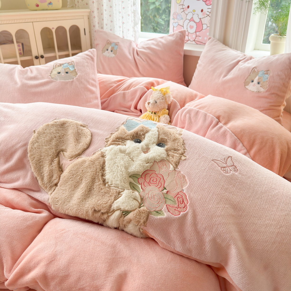 91家纺网 家纺一手货源 找家纺 寐居家纺 2025新款贴布绣高克重牛奶绒四件套 安吉拉喵