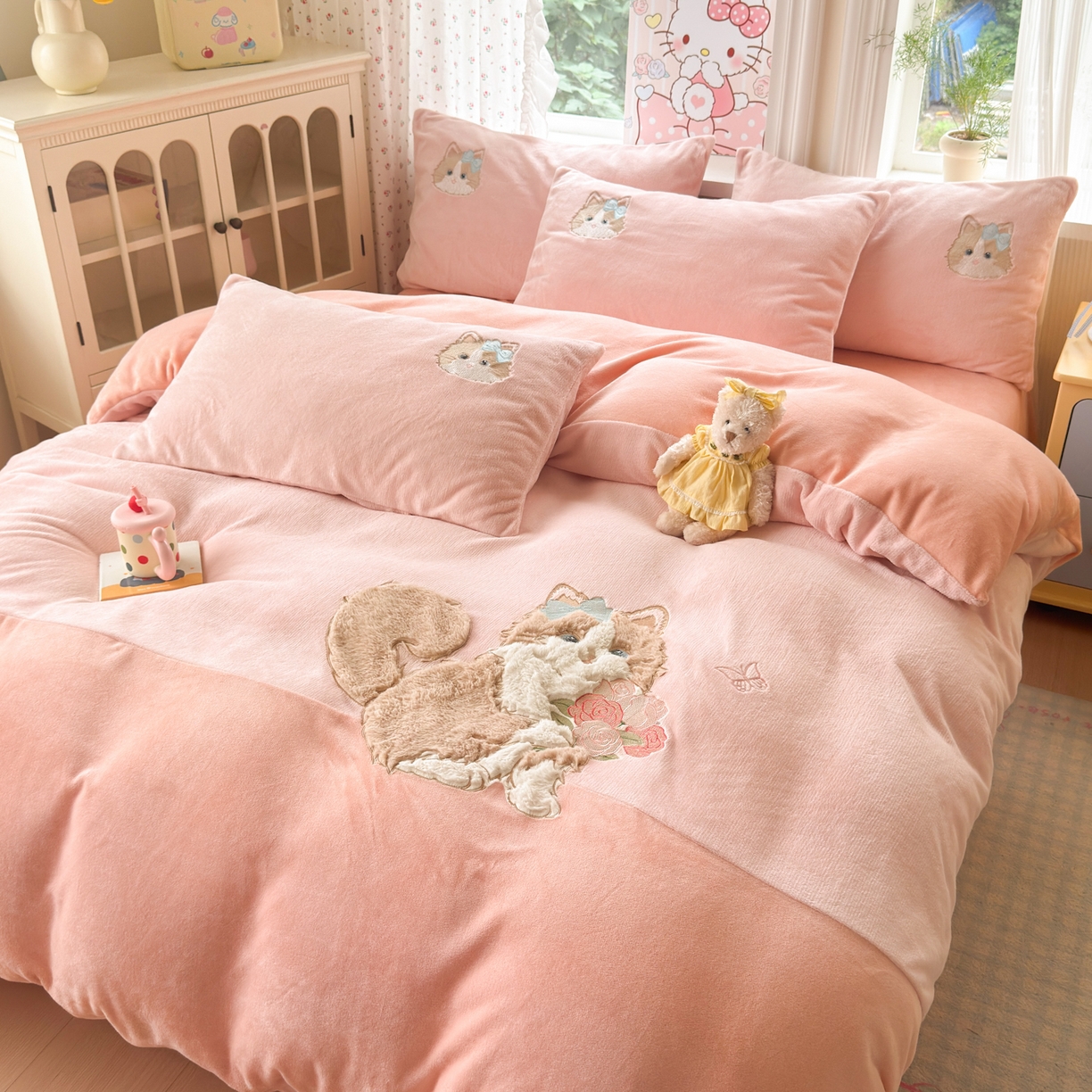 91家纺网 家纺一手货源 找家纺 寐居家纺 2025新款贴布绣高克重牛奶绒四件套 安吉拉喵