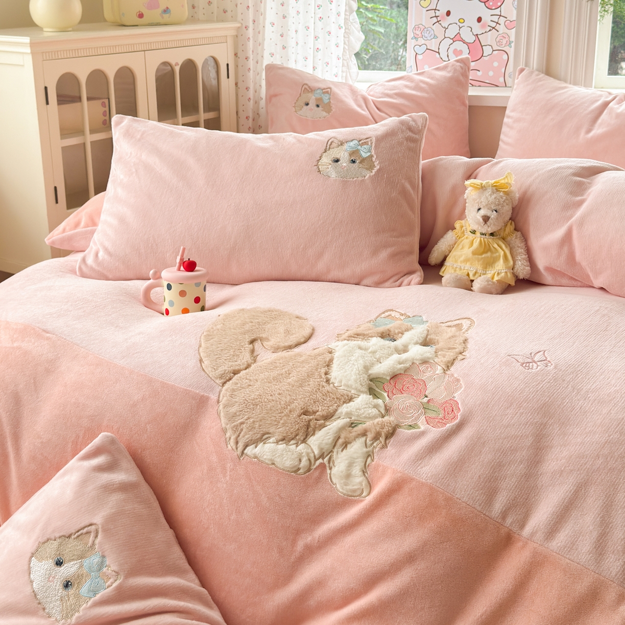 91家纺网 家纺一手货源 找家纺 寐居家纺 2025新款贴布绣高克重牛奶绒四件套 安吉拉喵