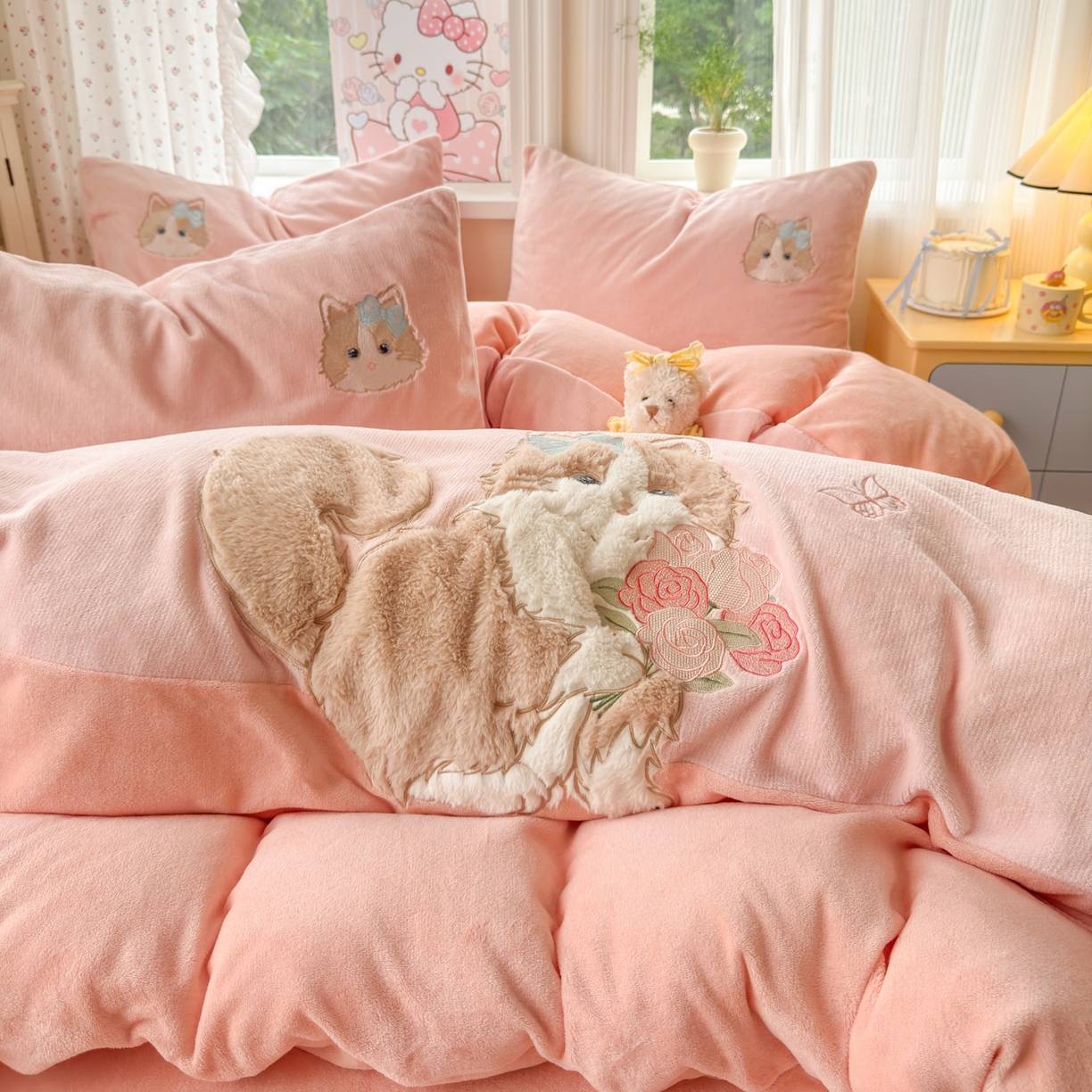 91家纺网 家纺一手货源 找家纺 寐居家纺 2025新款贴布绣高克重牛奶绒四件套 安吉拉喵