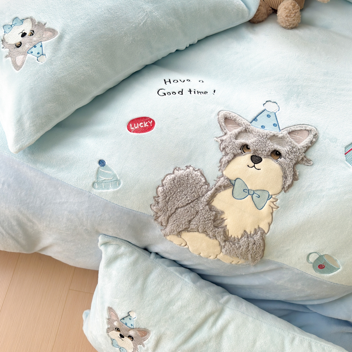 91家纺网 家纺一手货源 找家纺 寐居家纺 2025新款贴布绣高克重牛奶绒四件套 查理狗