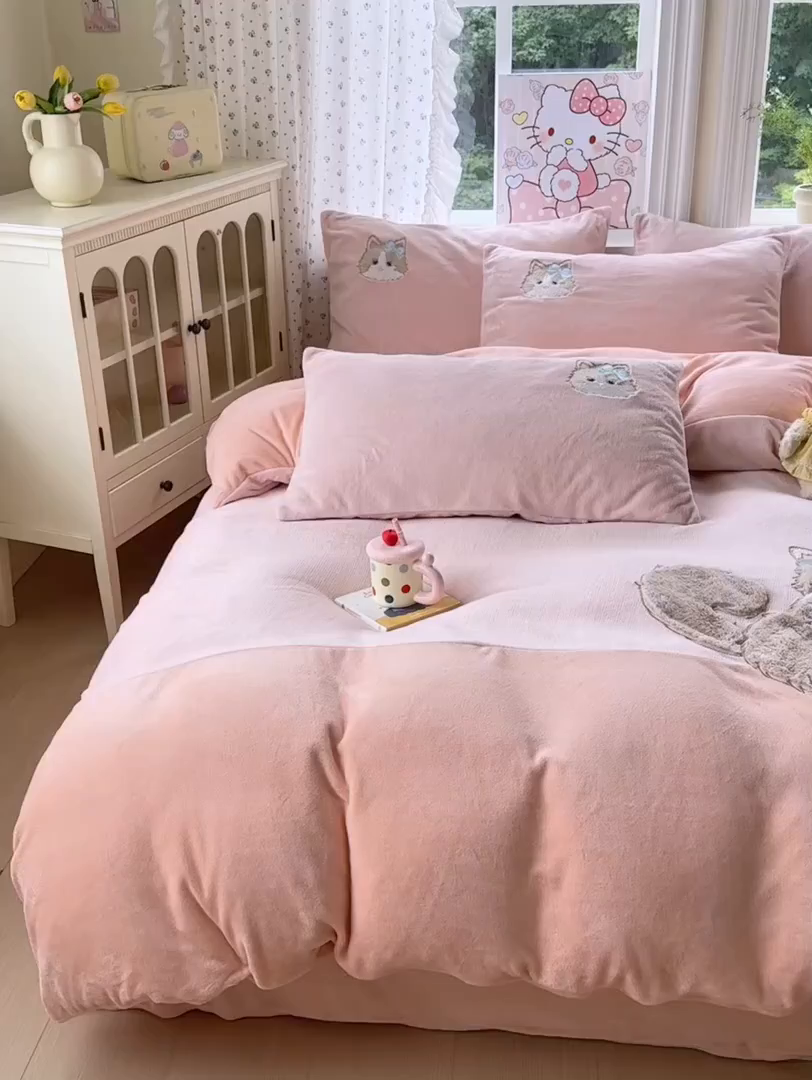 91家纺网 家纺一手货源 找家纺 （总）寐居家纺 2025新款贴布绣高克重牛奶绒四件套