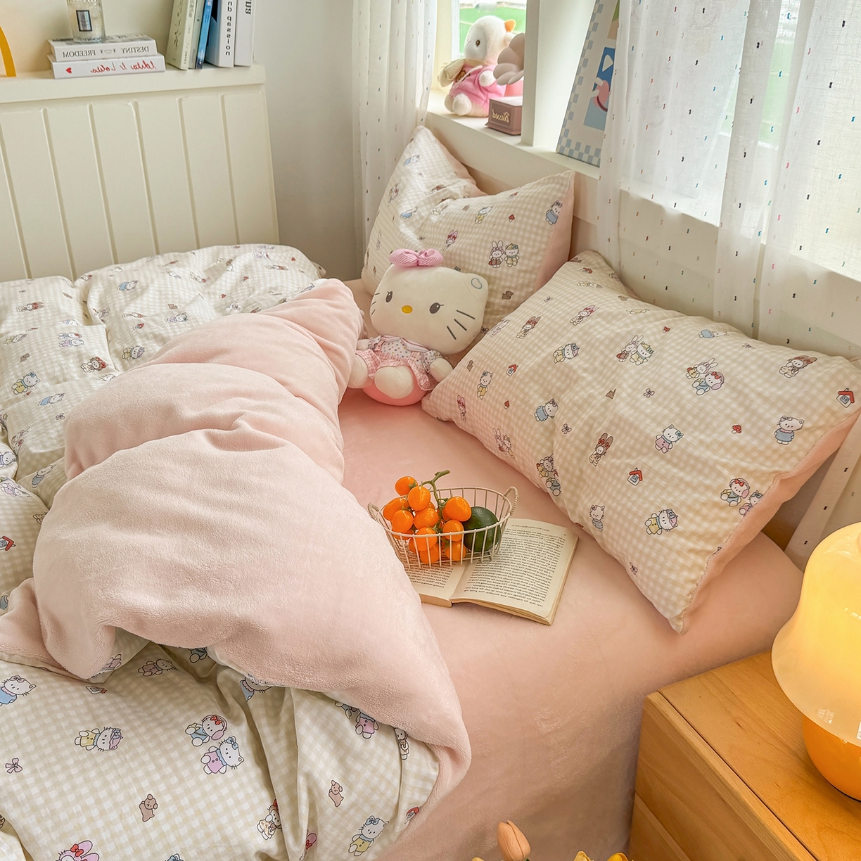 91家纺网 家纺一手货源 找家纺 十一家居 2025年新款A类云斜棉+牛奶绒春秋冬正反两用四件套—星漾系列 星漾-梦幻凯蒂