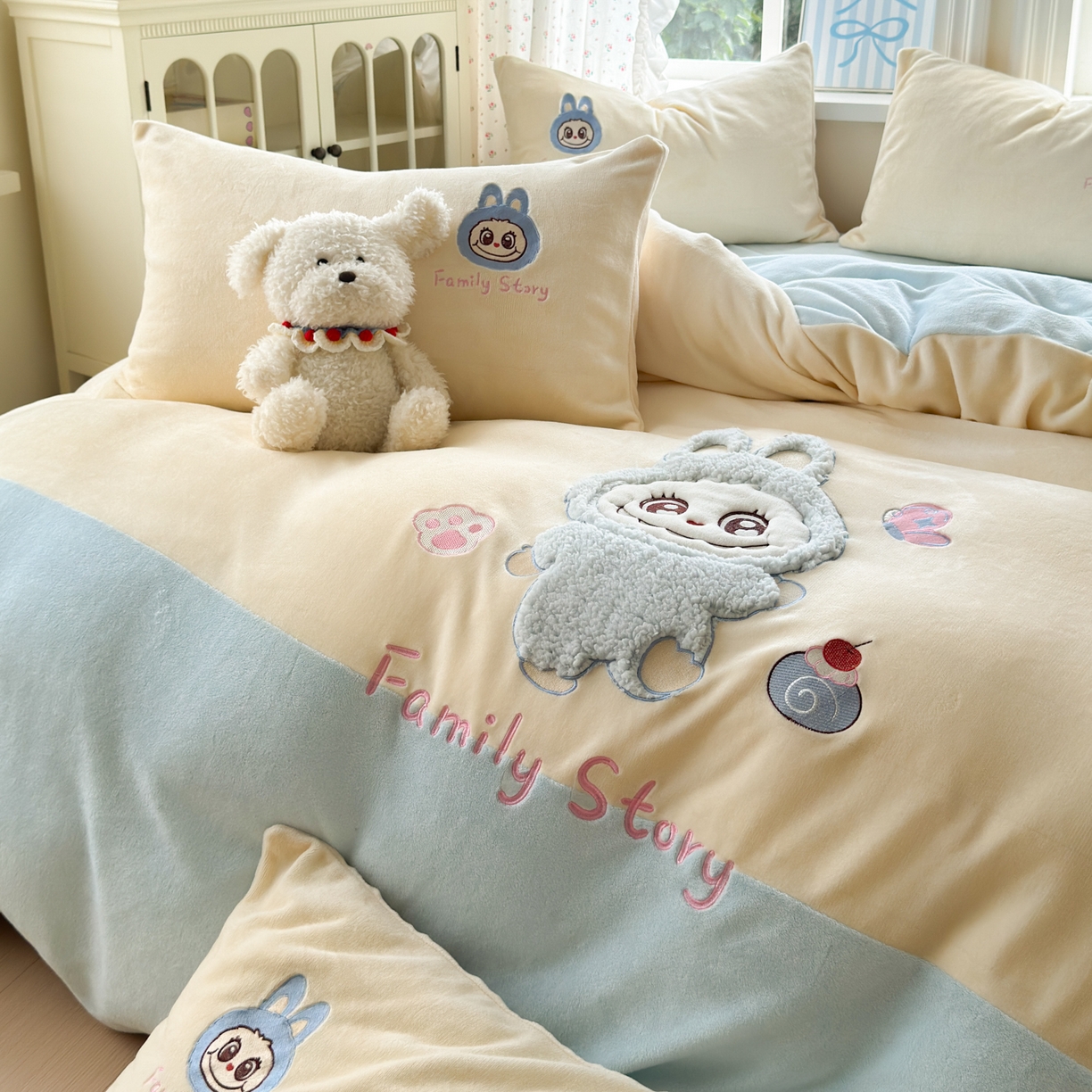 91家纺网 家纺一手货源 找家纺 寐居家纺 2025新款贴布绣高克重牛奶绒四件套 皮皮布布