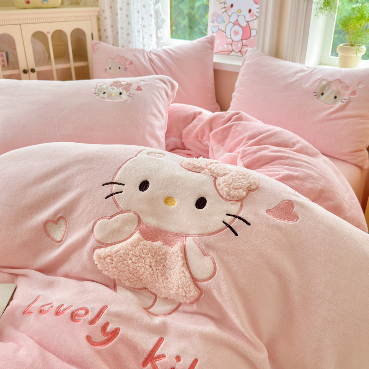 91家纺网 家纺一手货源 找家纺 寐居家纺 2025新款贴布绣高克重牛奶绒四件套 粉糯kitty