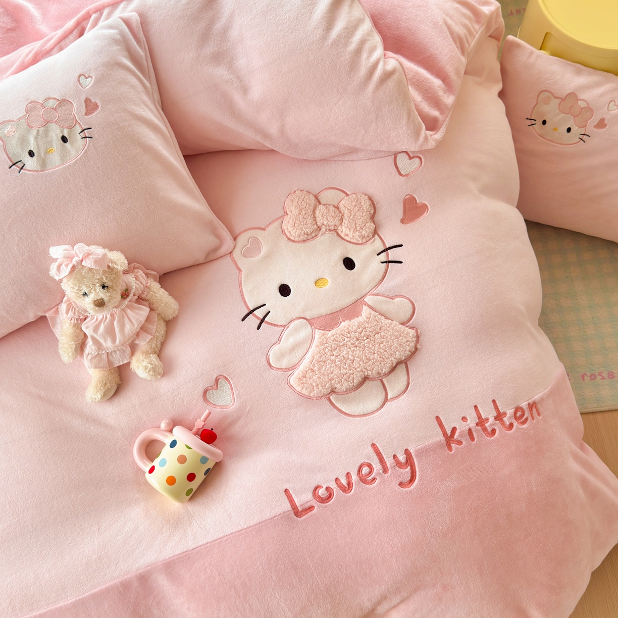 91家纺网 家纺一手货源 找家纺 寐居家纺 2025新款贴布绣高克重牛奶绒四件套 粉糯kitty