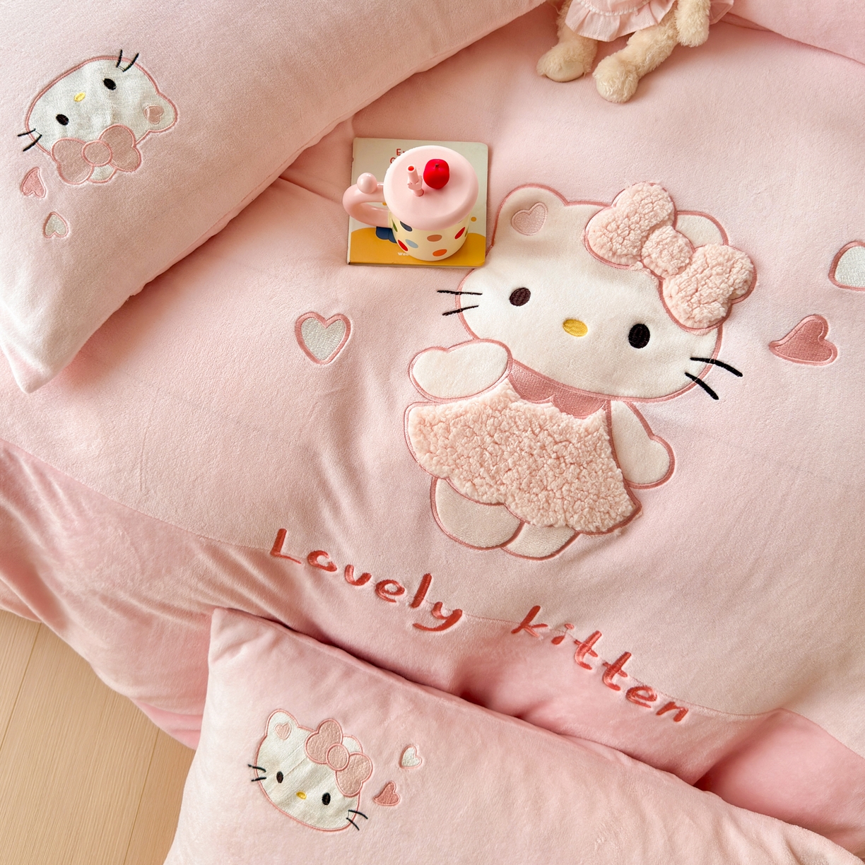 91家纺网 家纺一手货源 找家纺 寐居家纺 2025新款贴布绣高克重牛奶绒四件套 粉糯kitty