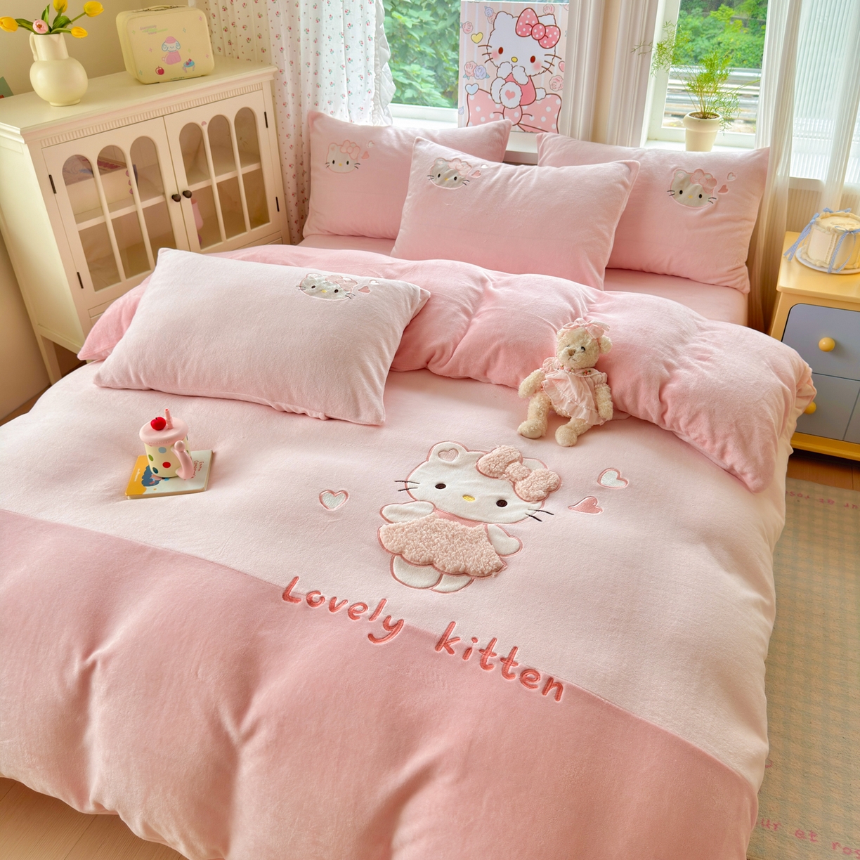 91家纺网 家纺一手货源 找家纺 寐居家纺 2025新款贴布绣高克重牛奶绒四件套 粉糯kitty