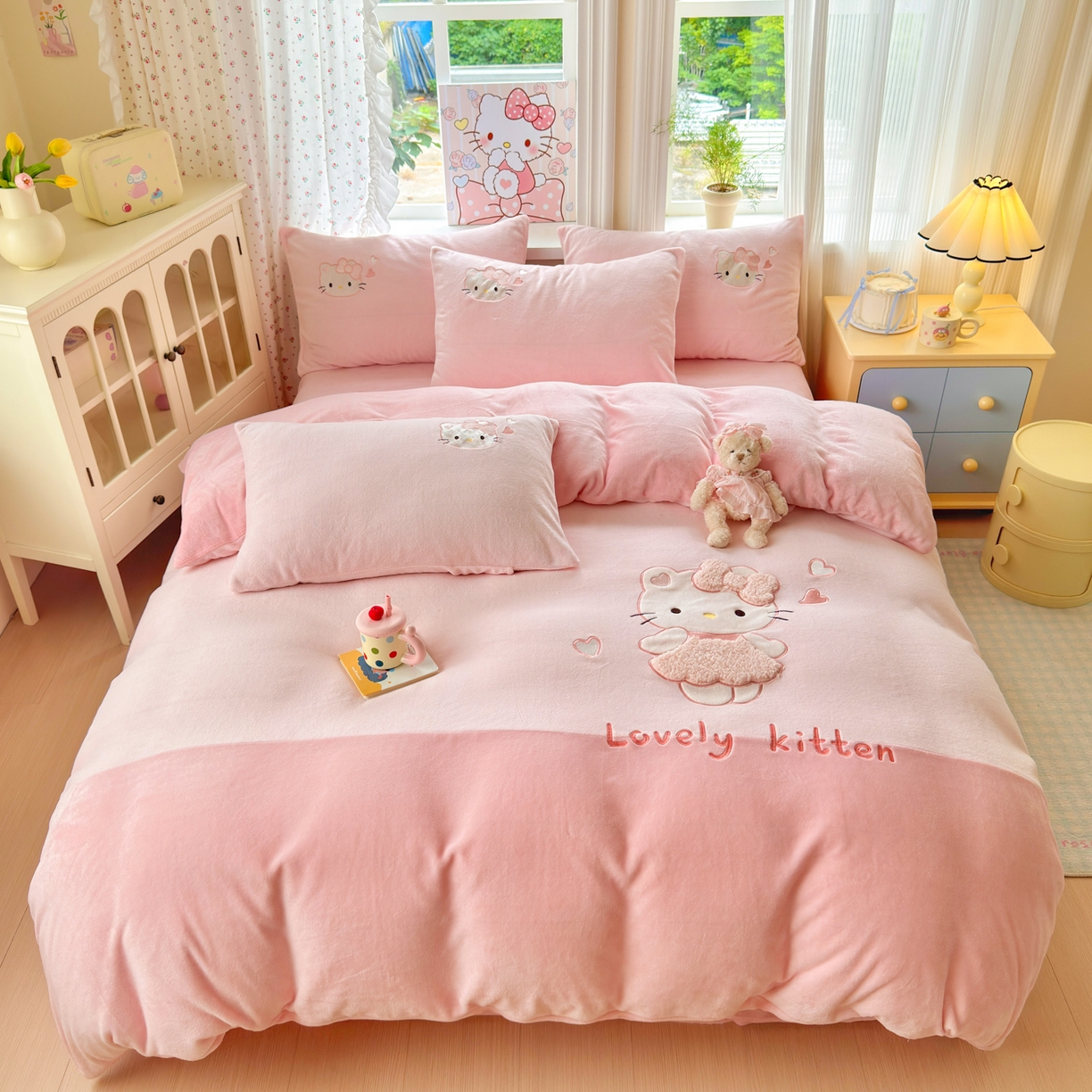 91家纺网 家纺一手货源 找家纺 寐居家纺 2025新款贴布绣高克重牛奶绒四件套 粉糯kitty