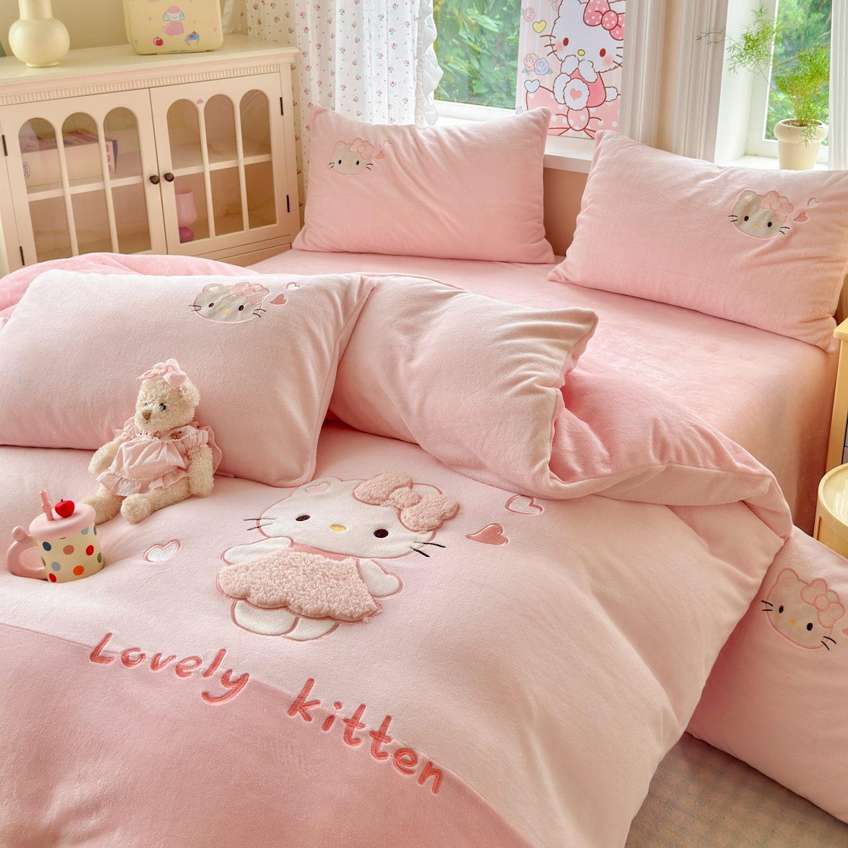 91家纺网 家纺一手货源 找家纺 寐居家纺 2025新款贴布绣高克重牛奶绒四件套 粉糯kitty