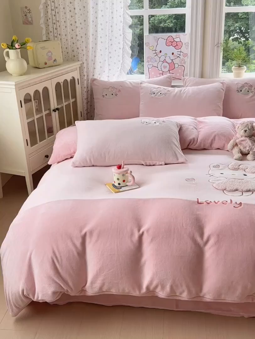 91家纺网 家纺一手货源 找家纺 寐居家纺 2025新款贴布绣高克重牛奶绒四件套 粉糯kitty