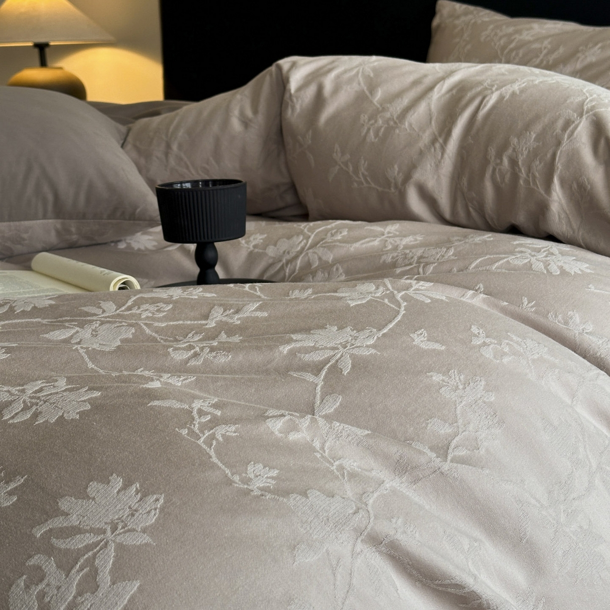 91家纺网 家纺一手货源 找家纺 宜代光年 2025新款厚织全棉大提花系列四件套 花影-浅咖