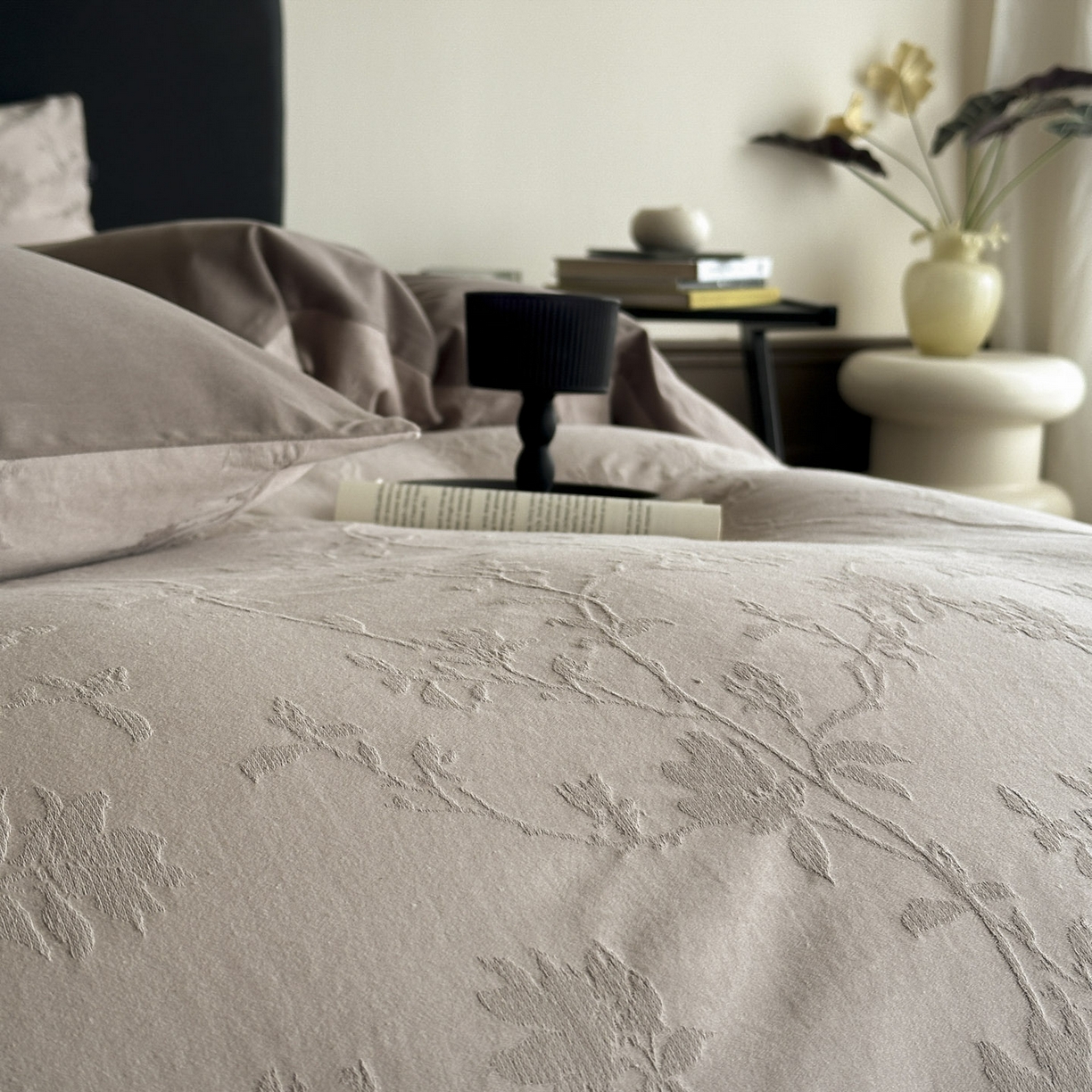 91家纺网 家纺一手货源 找家纺 宜代光年 2025新款厚织全棉大提花系列四件套 花影-浅咖