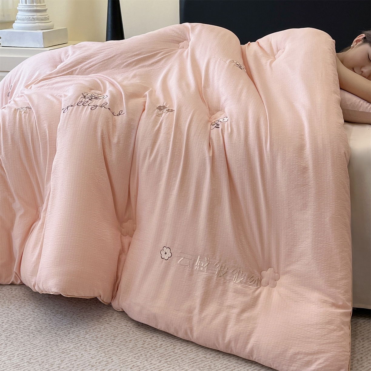 91家纺网 家纺一手货源 找家纺 梵克保罗 2025新品麻绳款绣花皱皱被 春秋被/被芯/冬被/跨境外贸 粉色