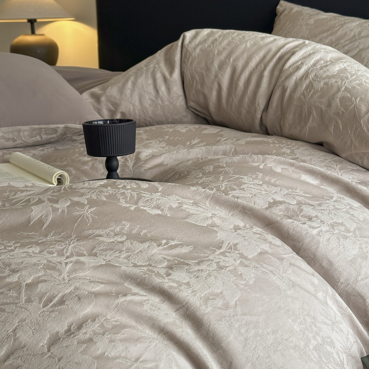 91家纺网 家纺一手货源 找家纺 宜代光年 2025新款厚织全棉大提花系列四件套 暗香疏影-浅咖