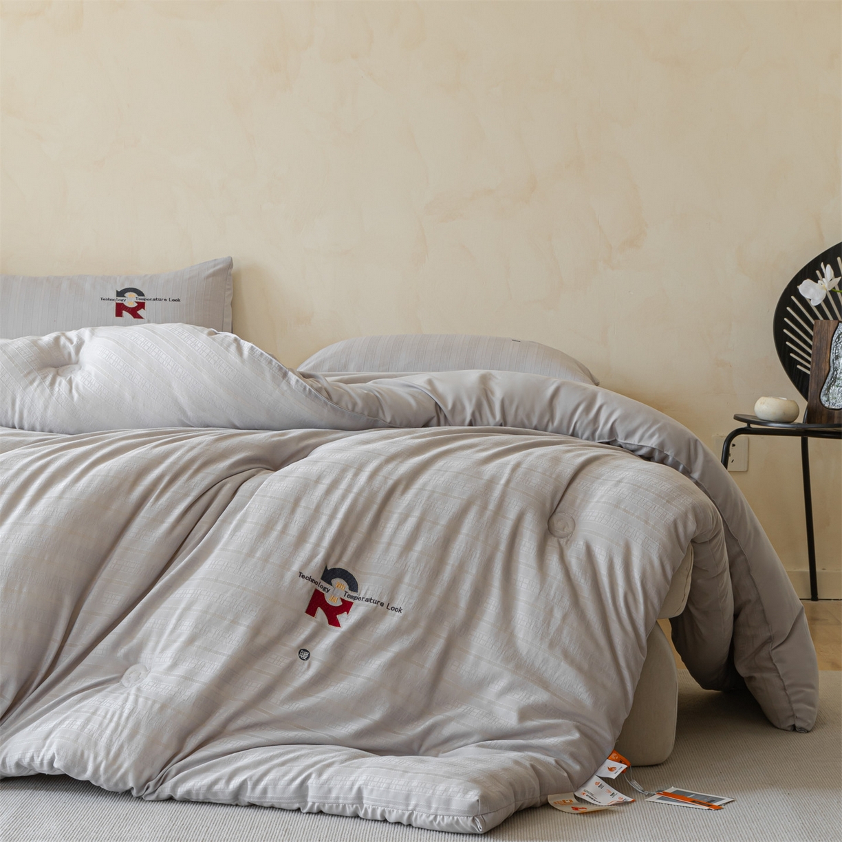 91家纺网 家纺一手货源 找家纺 宝士康家纺 2025新品提花锁温秋冬被/被芯/冬被/跨境外贸 浅灰