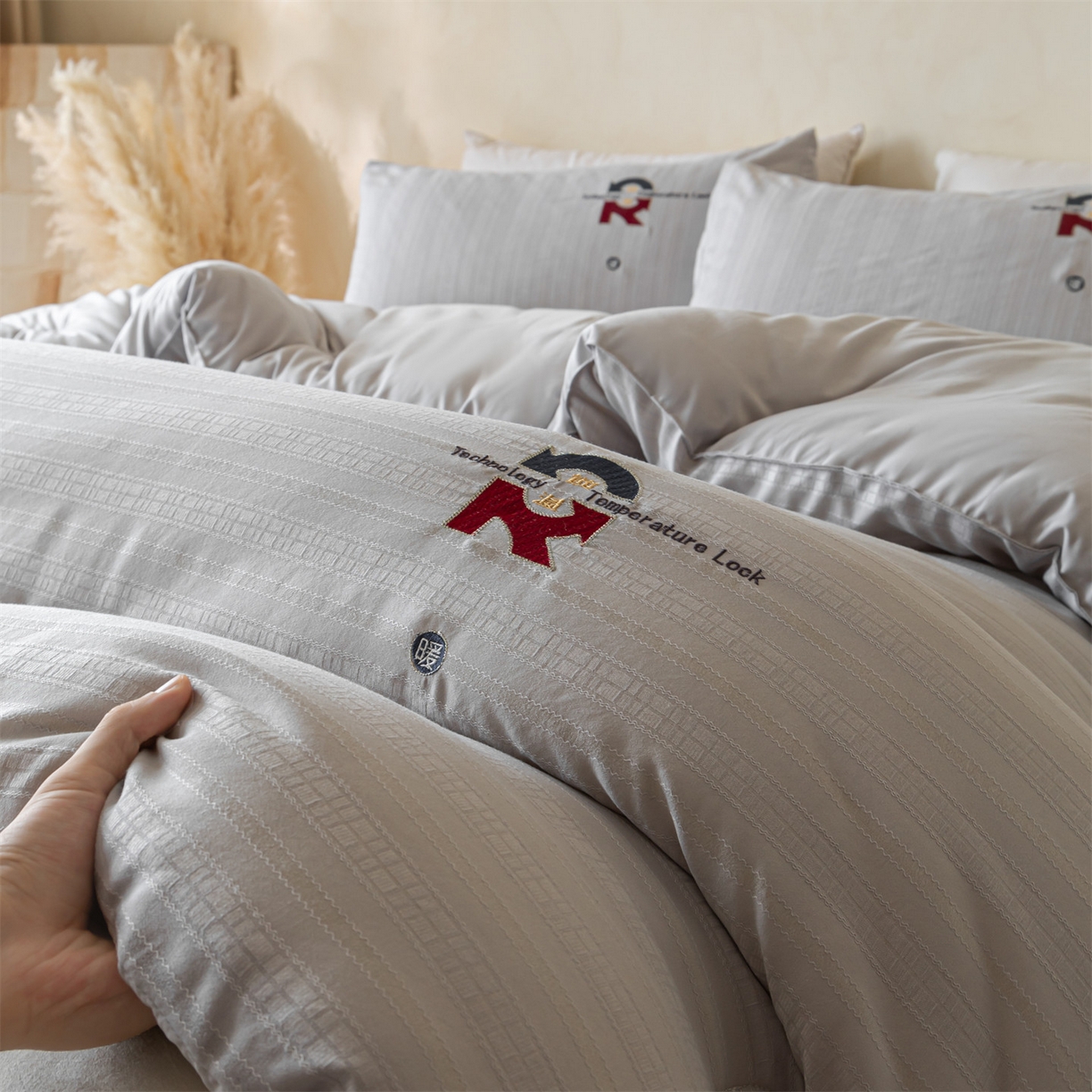 91家纺网 家纺一手货源 找家纺 宝士康家纺 2025新品提花锁温秋冬被/被芯/冬被/跨境外贸 浅灰