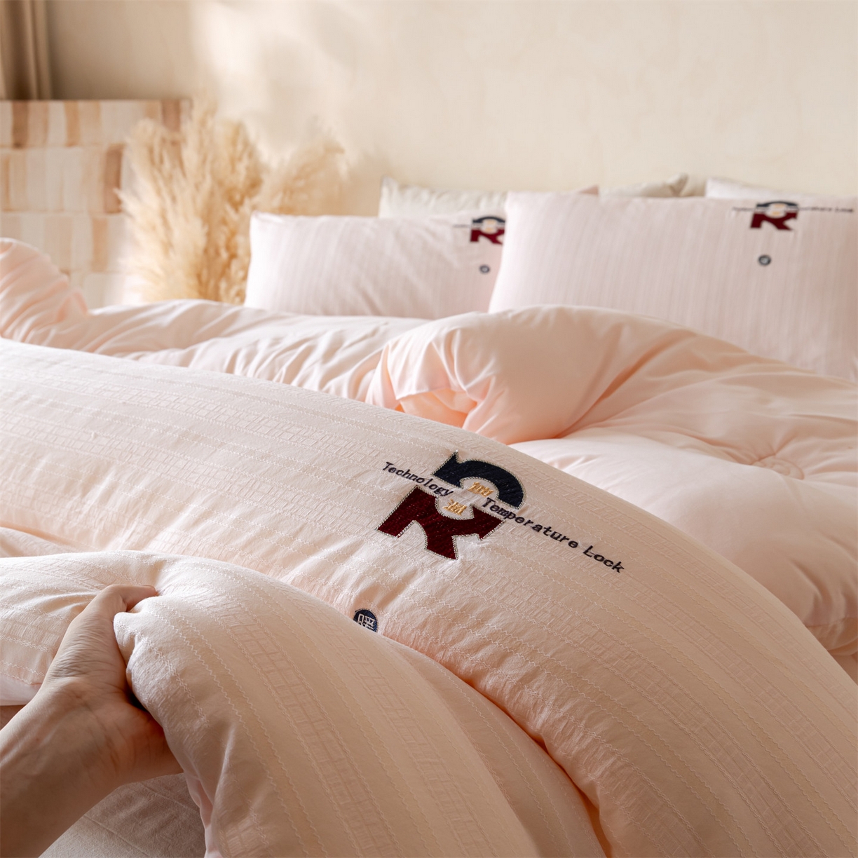 91家纺网 家纺一手货源 找家纺 宝士康家纺 2025新品提花锁温秋冬被/被芯/冬被/跨境外贸 粉色