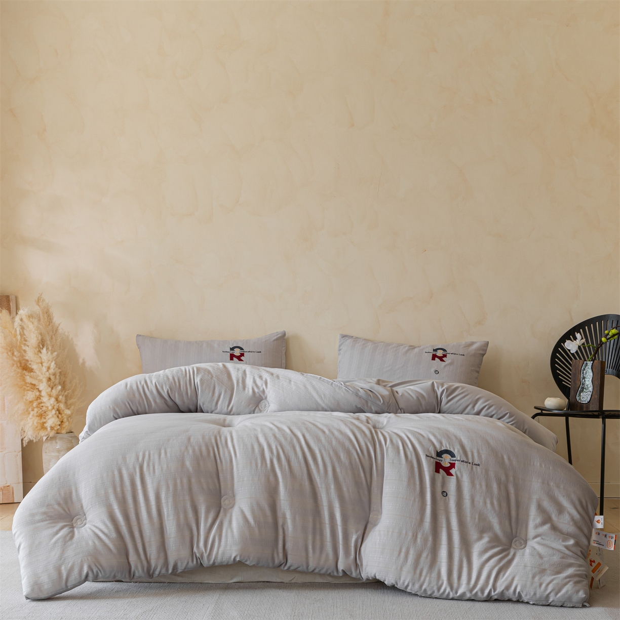 91家纺网 家纺一手货源 找家纺 宝士康家纺 2025新品提花锁温秋冬被/被芯/冬被/跨境外贸 浅灰